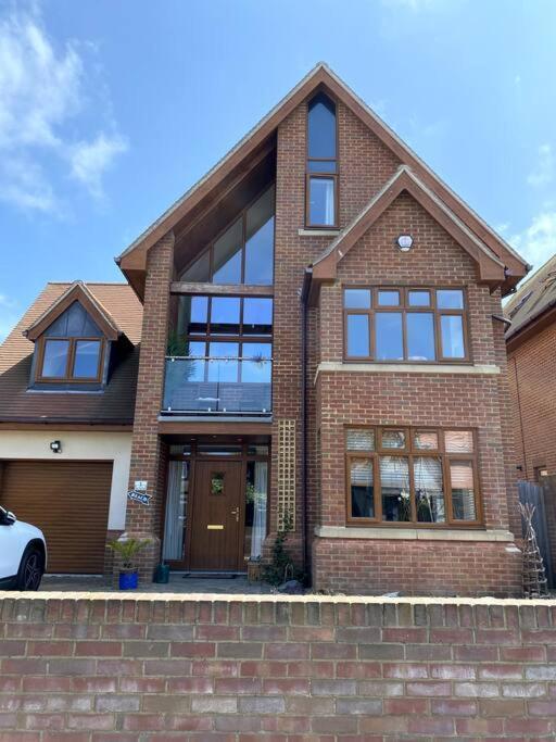 Stylish Contemporary Seaside Holiday Home With 5 Bedrooms, Sea View, Parking And Ev Point Herne Bay Bagian luar foto