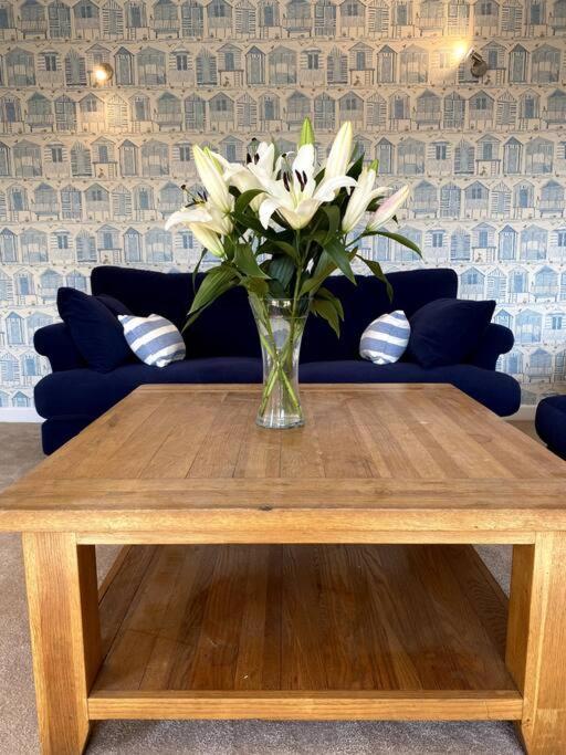 Stylish Contemporary Seaside Holiday Home With 5 Bedrooms, Sea View, Parking And Ev Point Herne Bay Bagian luar foto